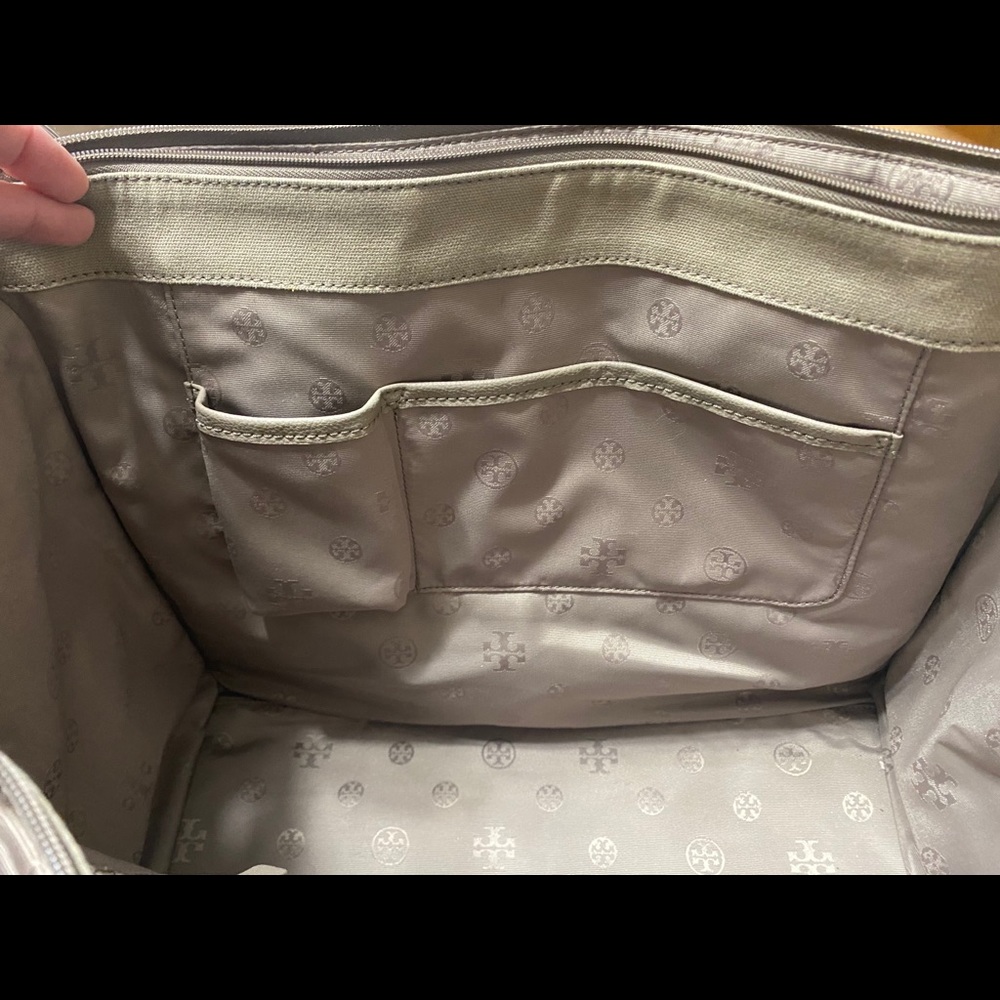 *SOLD* Tory Burch Leather Tote Bag in French Grey - Picture 8 of 9